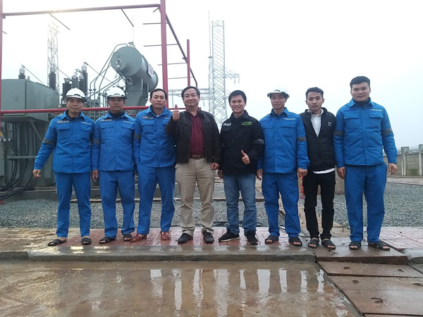 Cán bộ nhân viên nhà máy chụp ảnh tại Trạm biến áp 110kV